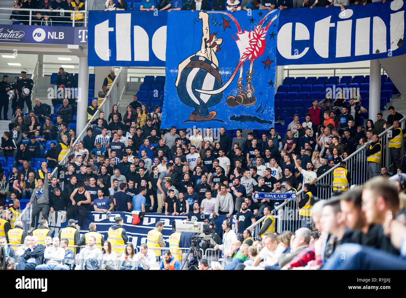 Varvari, fans de Monténégro sur KK Buducnost Voli match Olympiacos Le Pirée - Euroleague Banque D'Images