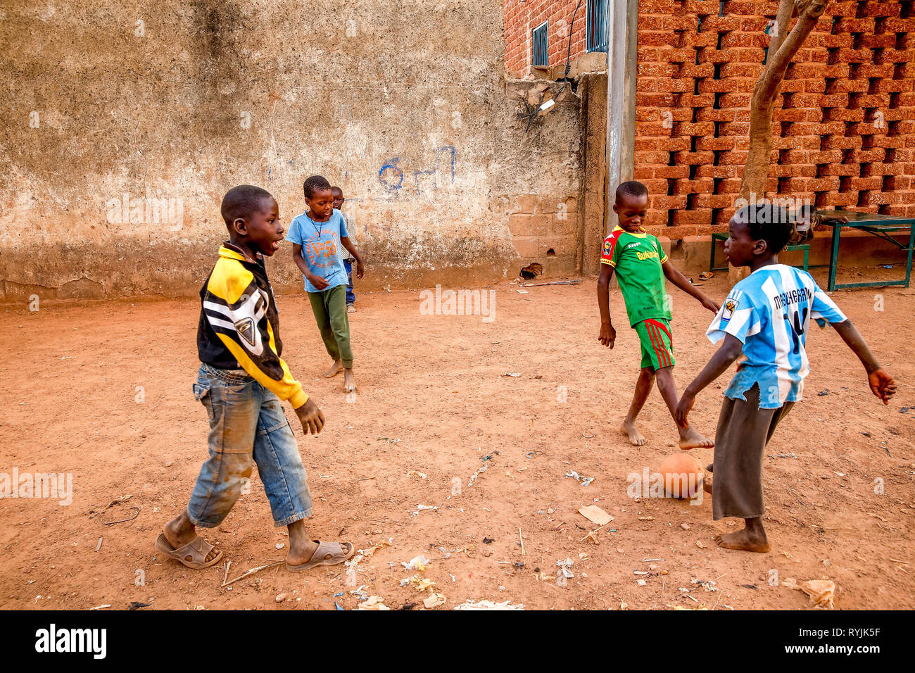 ICCV Nazemse ONG à Ouagadougou, Burkina Faso. Les garçons jouent au football. Banque D'Images