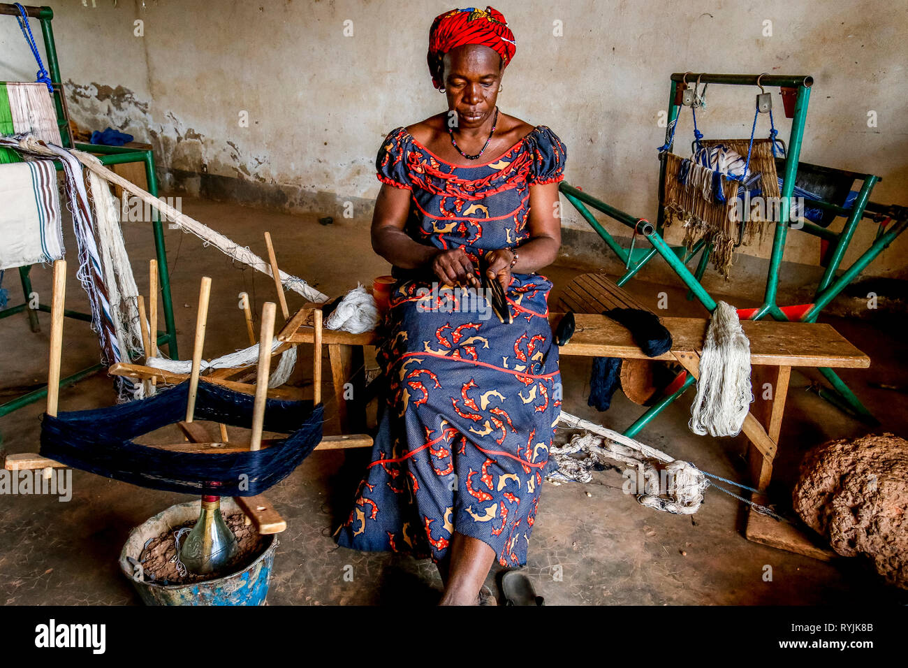Weaver dans un centre de formation professionnelle dans la région de Ouahigouya, Burkina Faso. Banque D'Images