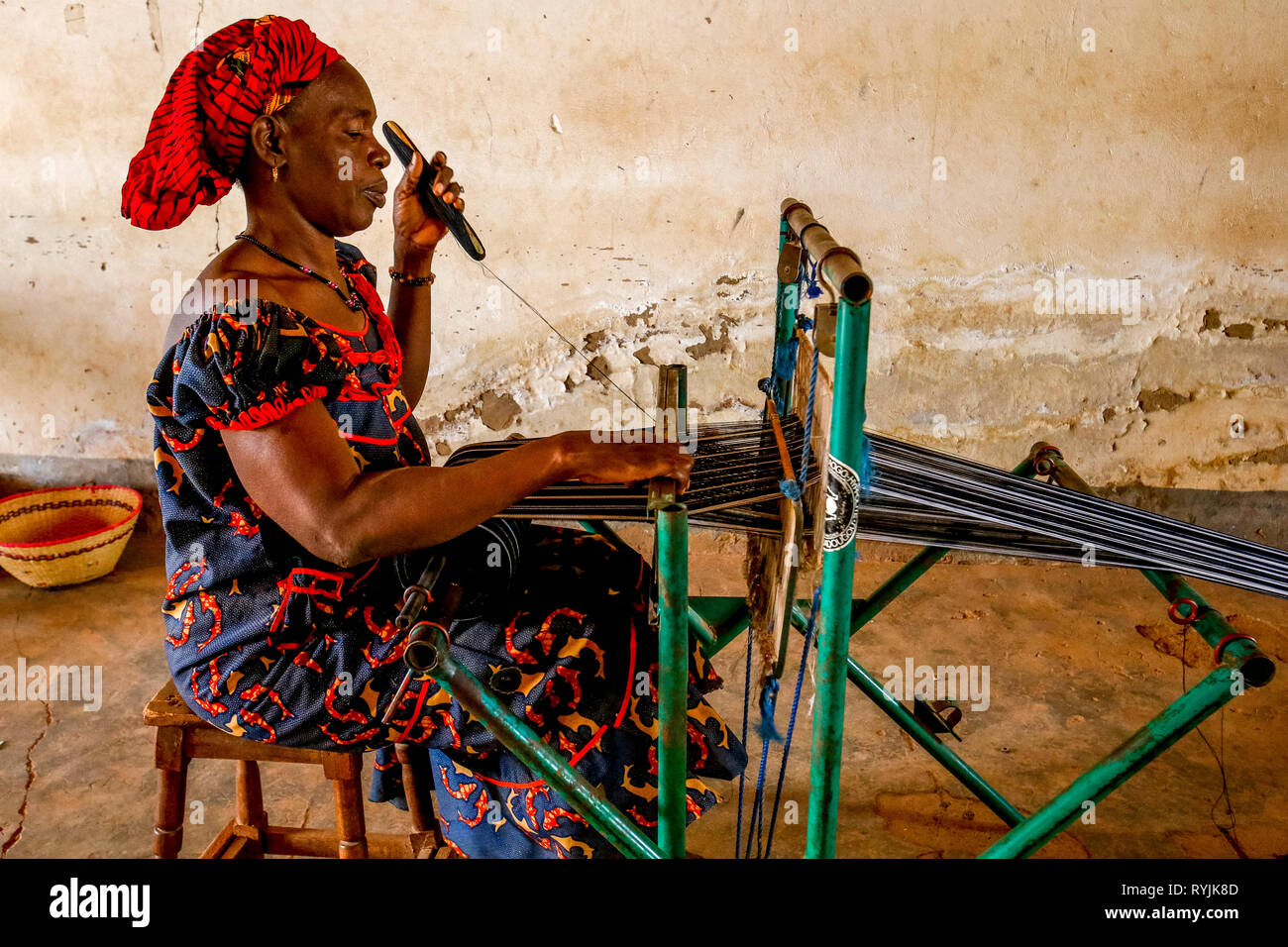Weaver dans un centre de formation professionnelle dans la région de Ouahigouya, Burkina Faso. Banque D'Images