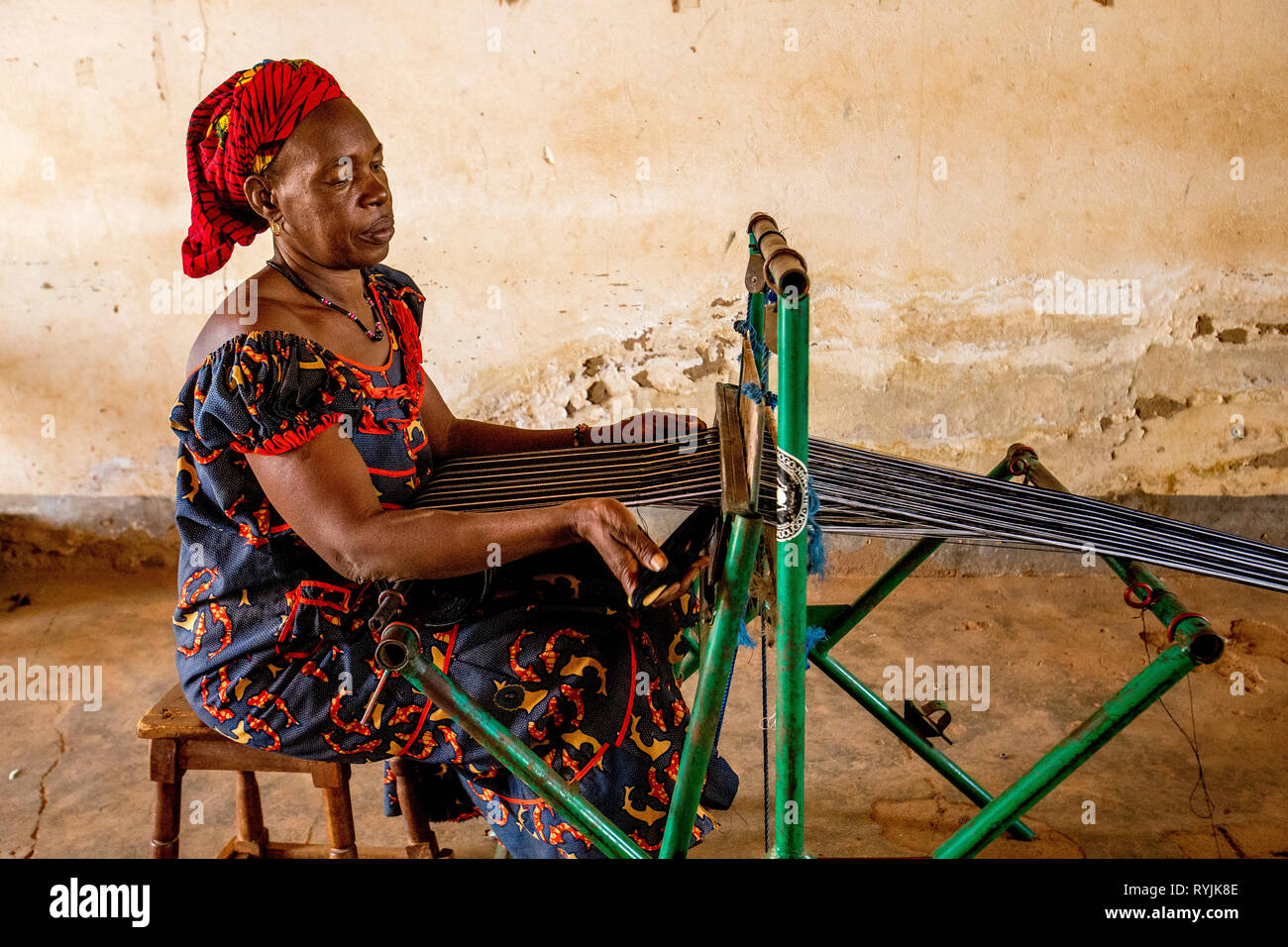 Weaver dans un centre de formation professionnelle dans la région de Ouahigouya, Burkina Faso. Banque D'Images