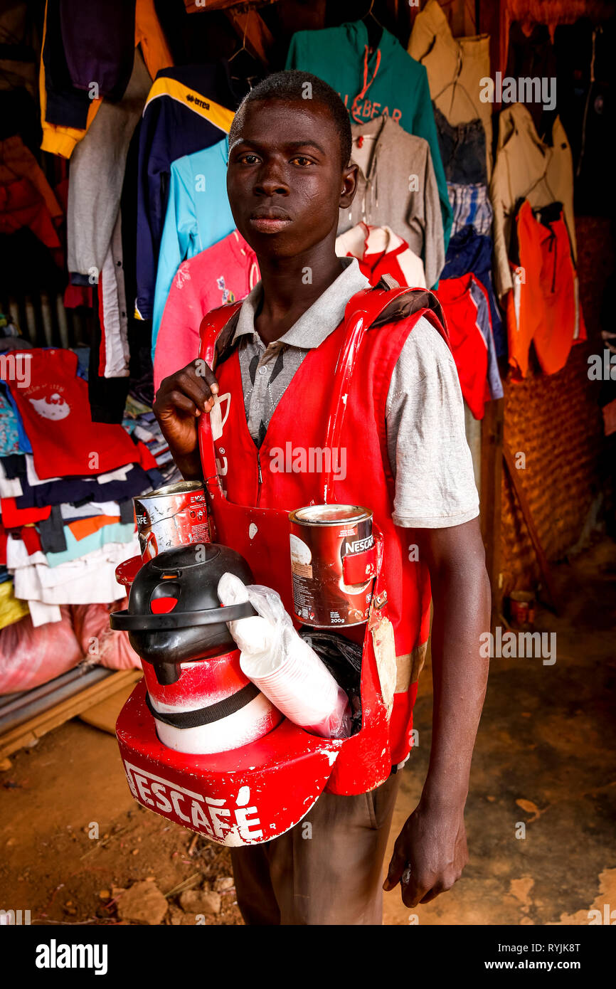 Jeune homme vendant du café instantané à Ouagadougou, Burkina Faso. Banque D'Images