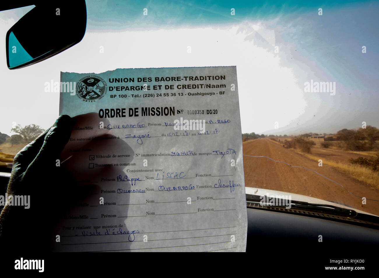 Document pour voyager sur une route dangereuse au Burkina Faso. Banque D'Images