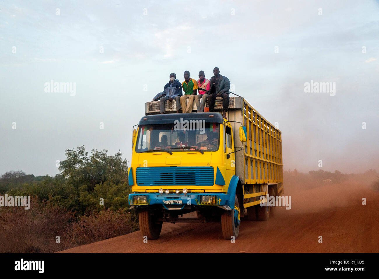 Chariot qui se déplace sur une route poussiéreuse au Burkina Faso. Banque D'Images