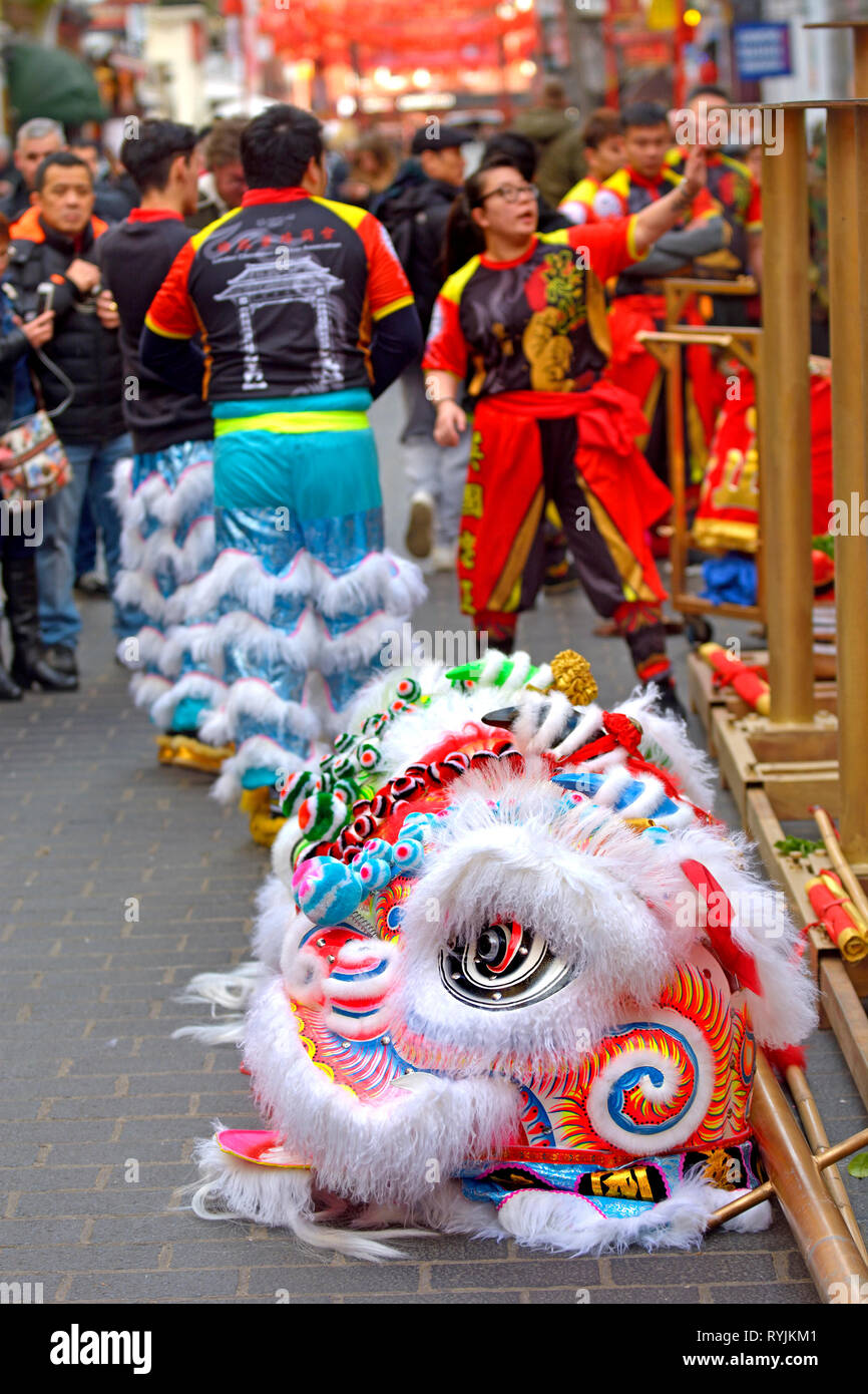 Londres, Angleterre, Royaume-Uni. Acrobates chinois pratiquant dans Gerrard Street, Chinatown, avant les célébrations du Nouvel an chinois 12 février 2019 Banque D'Images