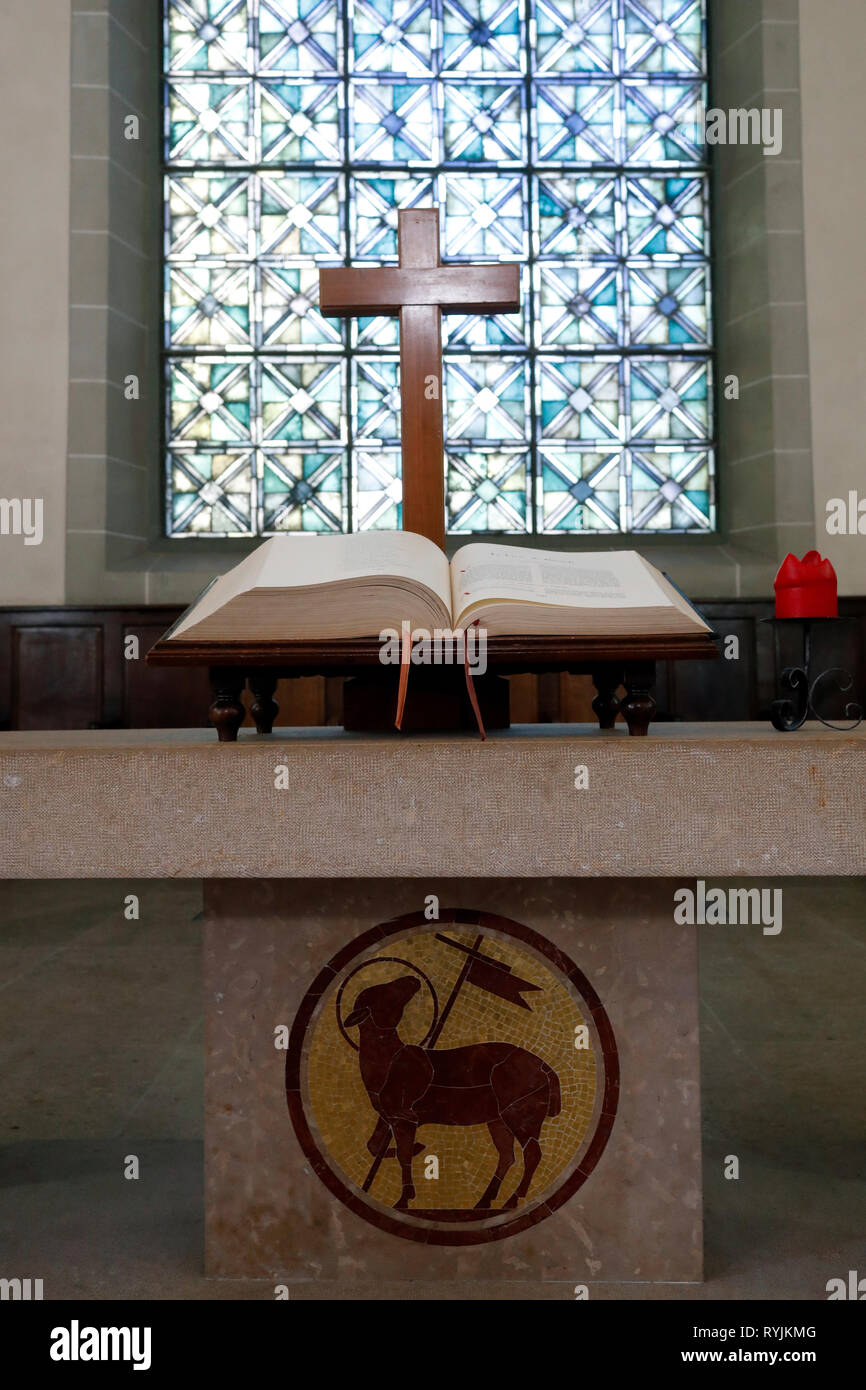 L'église Saint Martin. Bible protestante sur l'autel. Vevey. La Suisse. Banque D'Images
