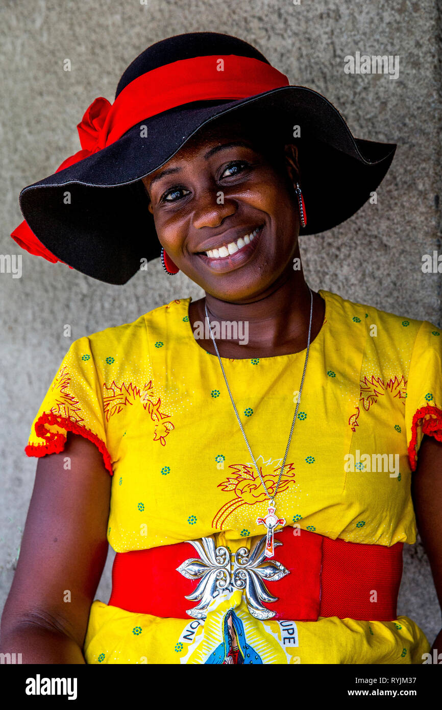Femme catholique à l'extérieur de Notre Dame d'Afrique, Côte d'Ivoire. Banque D'Images