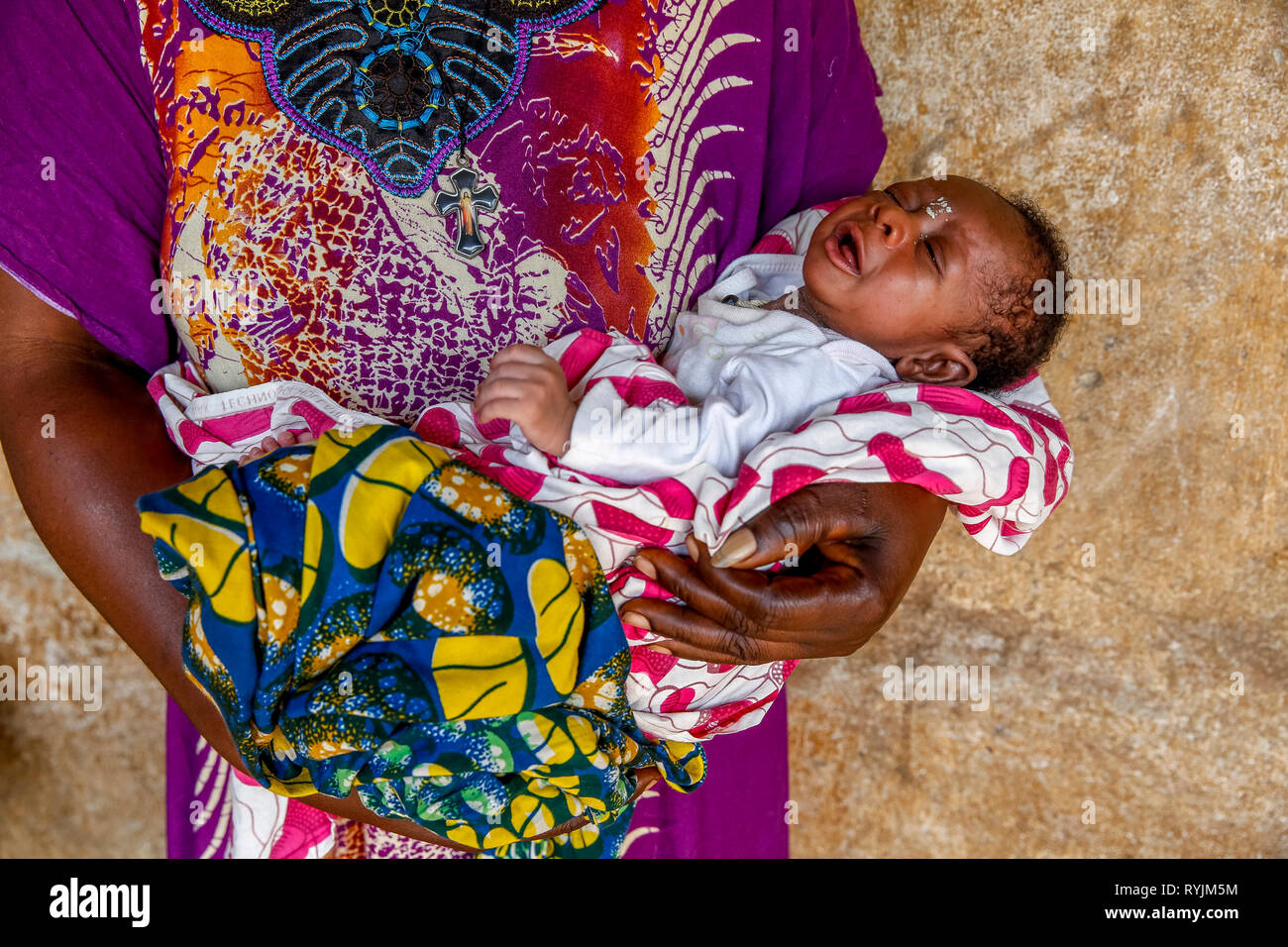 Mother holding baby près d'Abidjan, Côte d'Ivoire. Banque D'Images