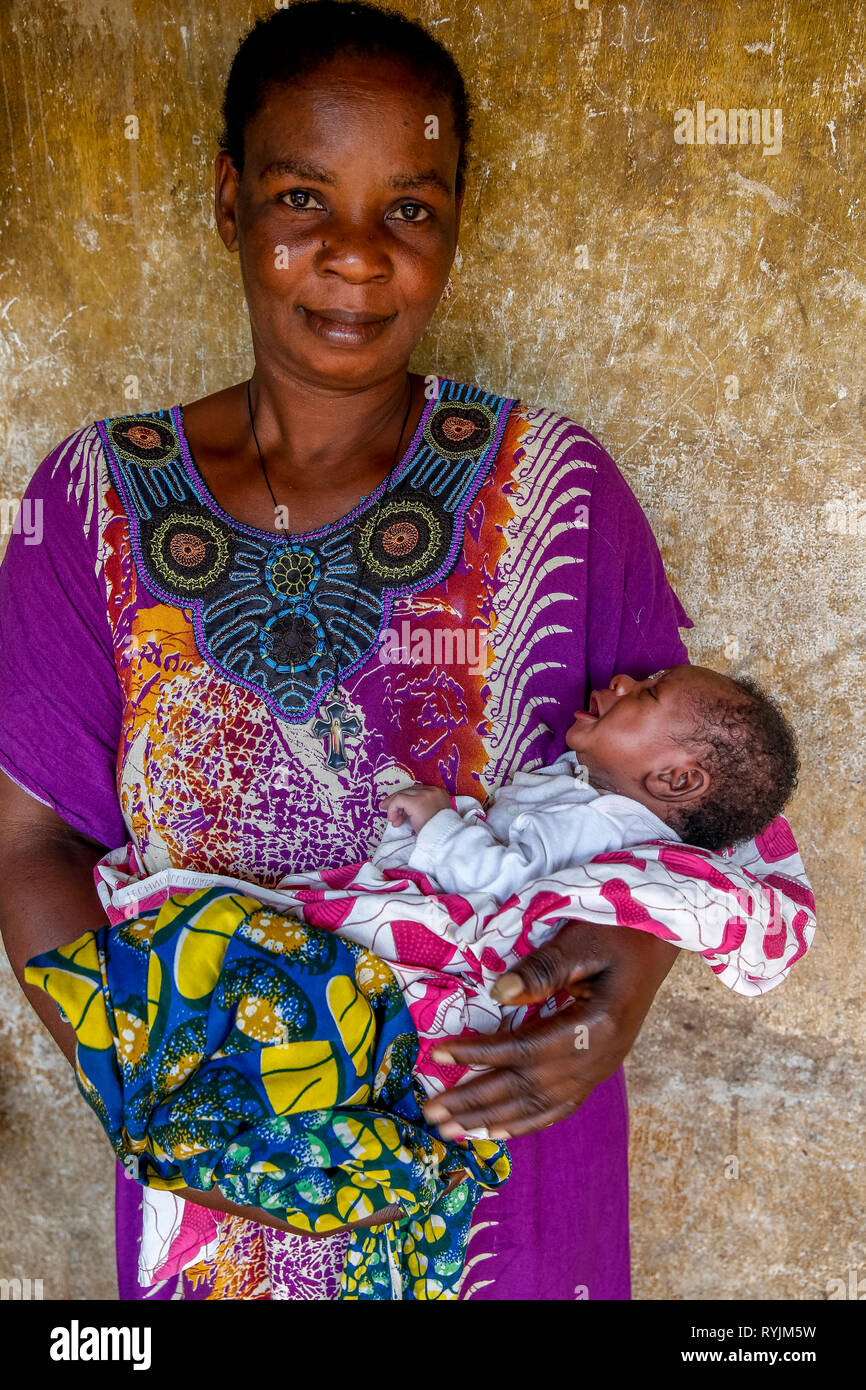 Mother holding baby près d'Abidjan, Côte d'Ivoire. Banque D'Images