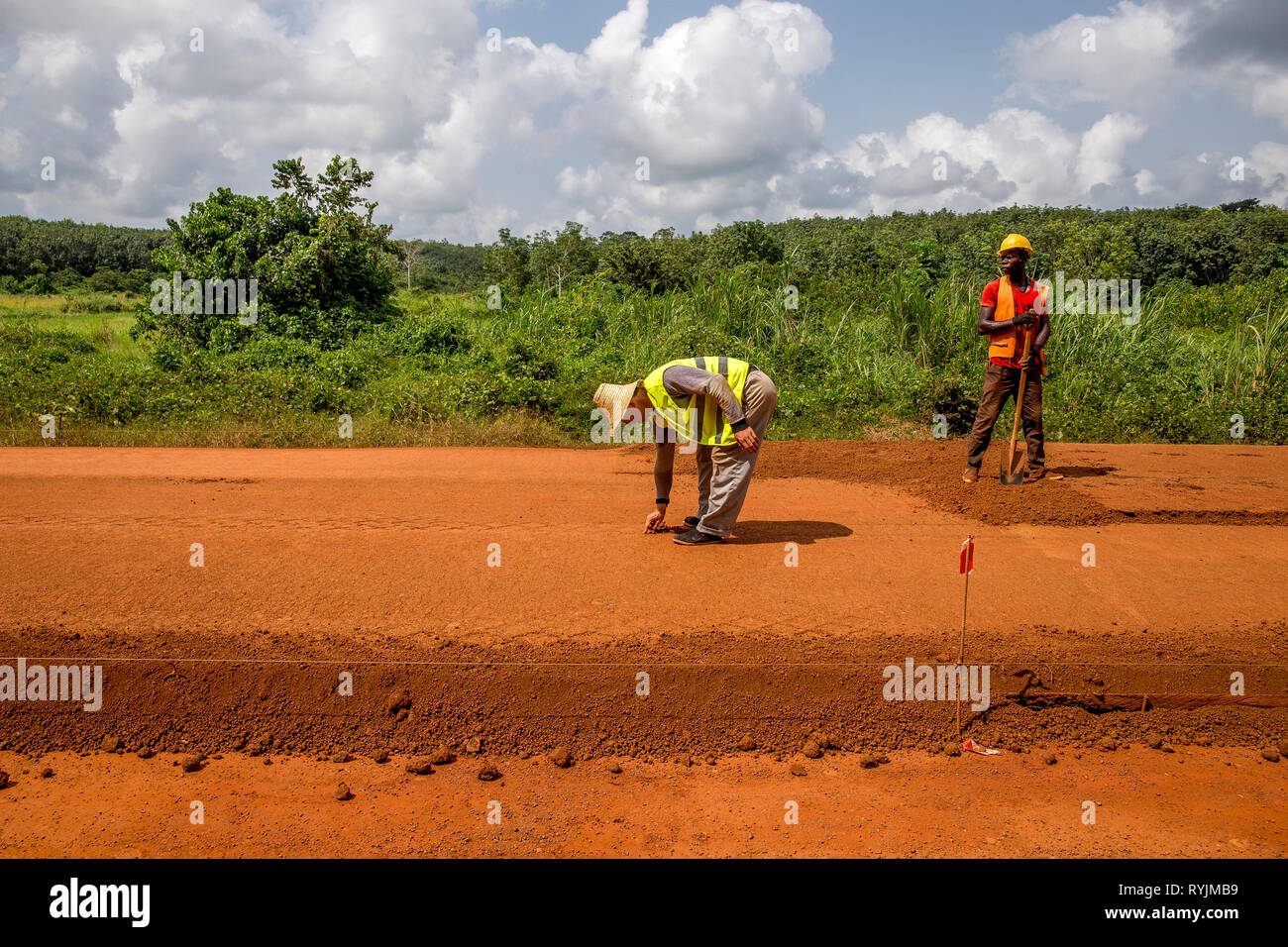 La construction de routes conçu par une société chinoise près d'Abidjan, Côte d'Ivoire. Banque D'Images