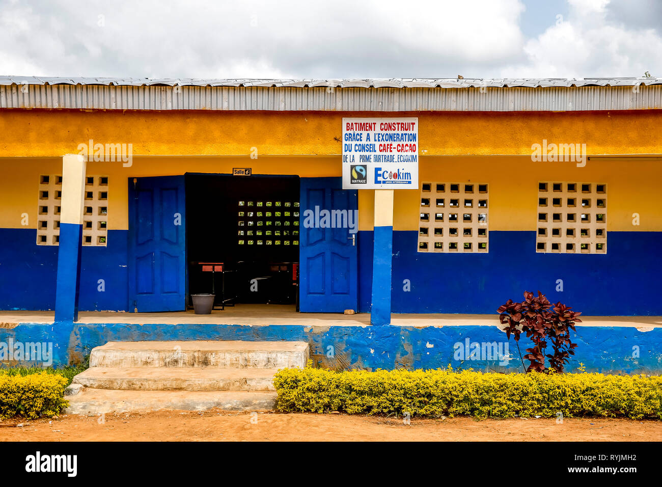 L'école financée par des primes d'ONG, Guezon, Côte d'Ivoire. Banque D'Images