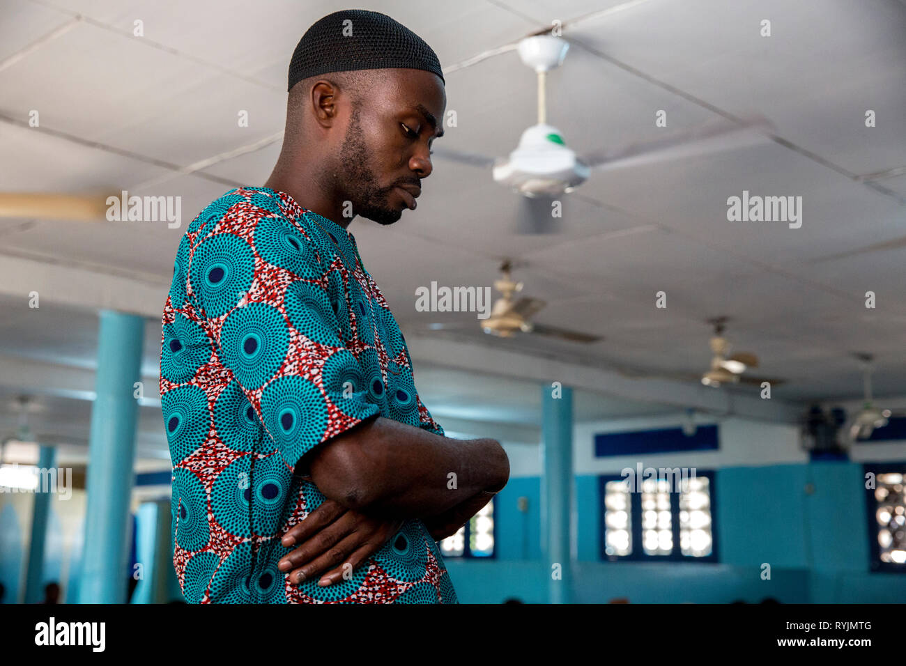 La prière du vendredi dans une mosquée d'Abidjan, Côte d'Ivoire. Banque D'Images