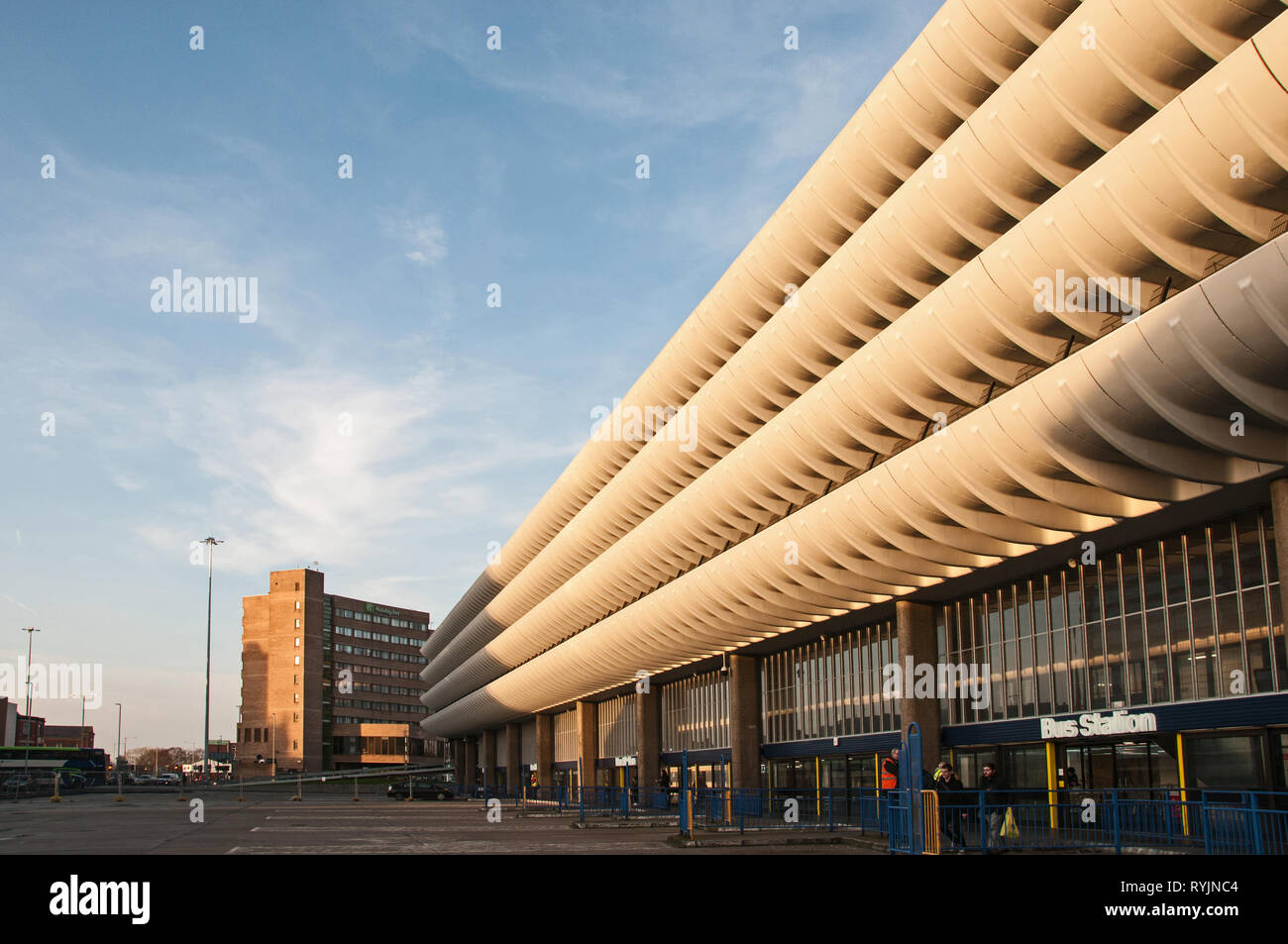 Autour de l'UK - Preston bus station dans l'hiver faible ensoleillement. Banque D'Images