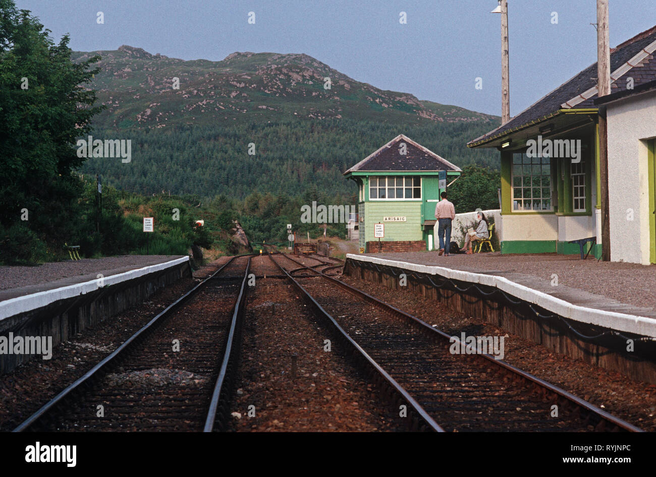 Boîte de signal et les voies de chemin de fer à Arisaig gare sur la ligne du West Highland, Scotland Banque D'Images