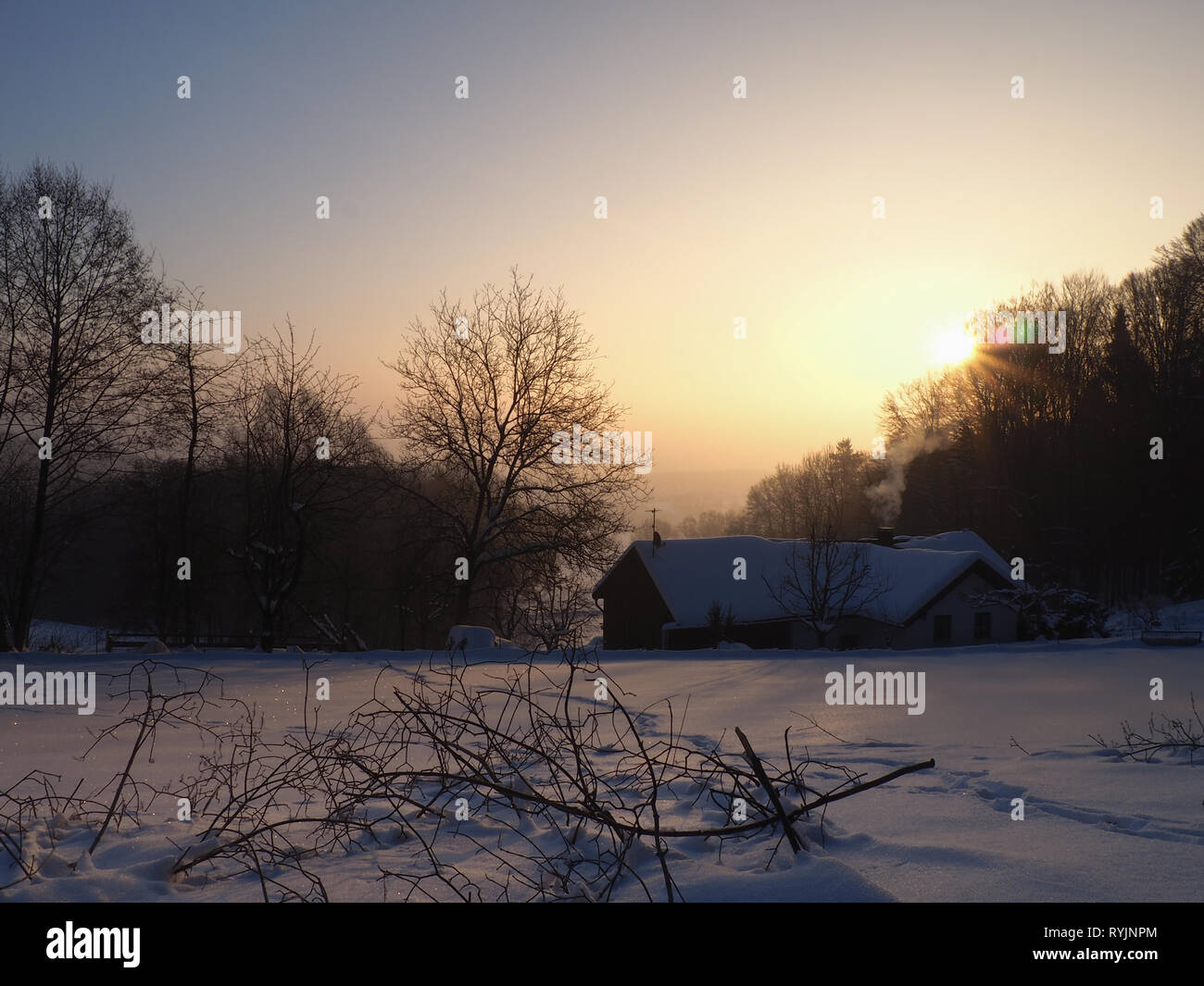 Donnant sur le paysage d'hiver en Bavière Banque D'Images