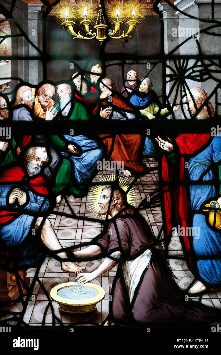 Saint Etienne du Mont church. Vitrail. Le Christ lavant les pieds des Apôtres. Paris. La France. Banque D'Images