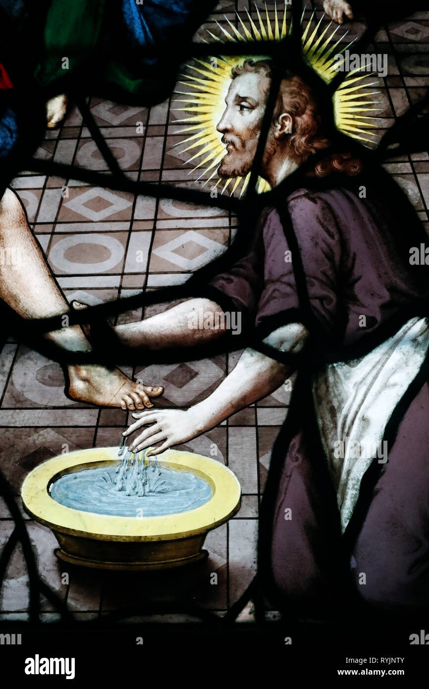 Saint Etienne du Mont church. Vitrail. Le Christ lavant les pieds des Apôtres. Paris. La France. Banque D'Images