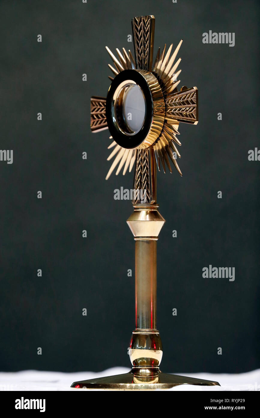 Ostensoir. L'adoration eucharistique. La France. Banque D'Images