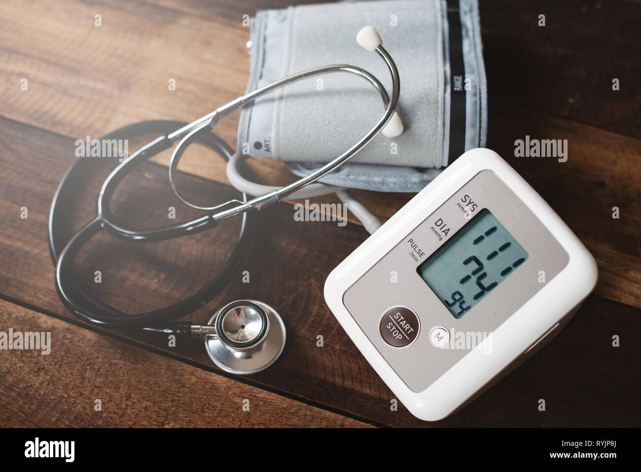 Stéthoscope sphygmomanomètre et un tensiomètre électronique sur une table en bois. concept de santé et médical Banque D'Images