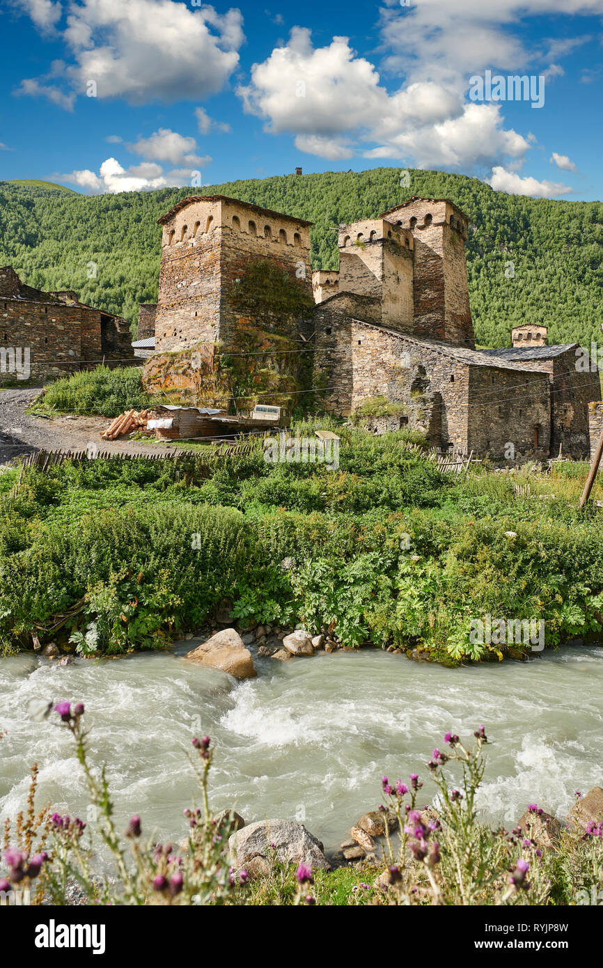 Maisons en pierre de la tour médiévale de Chazhashi Svaneti, Ushguli, Upper Svaneti, Samegrelo-Zemo Svaneti, Mestia, Georgia. Chazhashi est le village principal d'un Banque D'Images