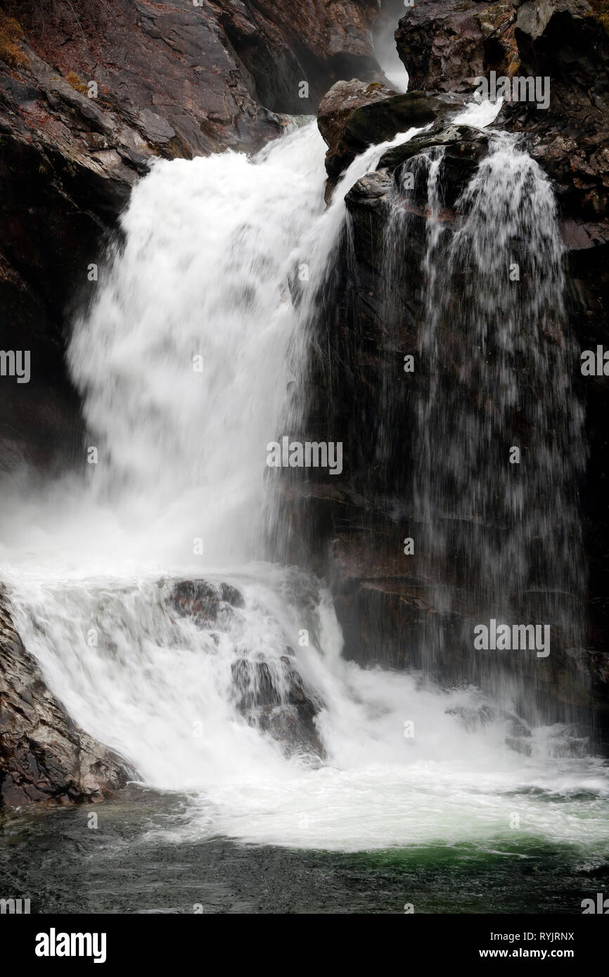 Chute d'eau. La Norvège. Banque D'Images