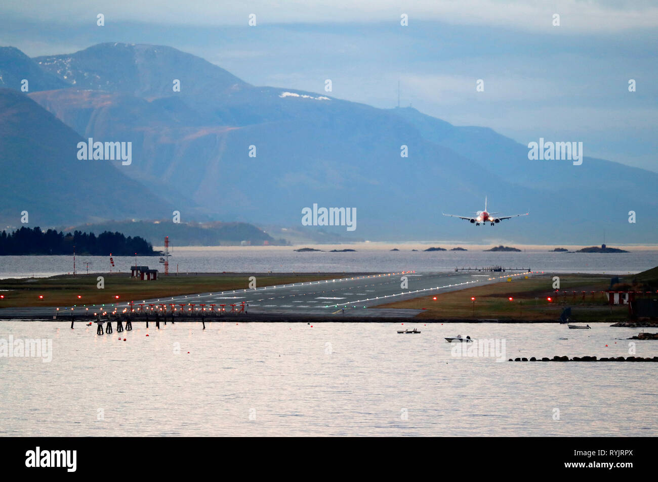 L'aéroport de Molde. L'atterrissage de l'avion. La Norvège. Banque D'Images