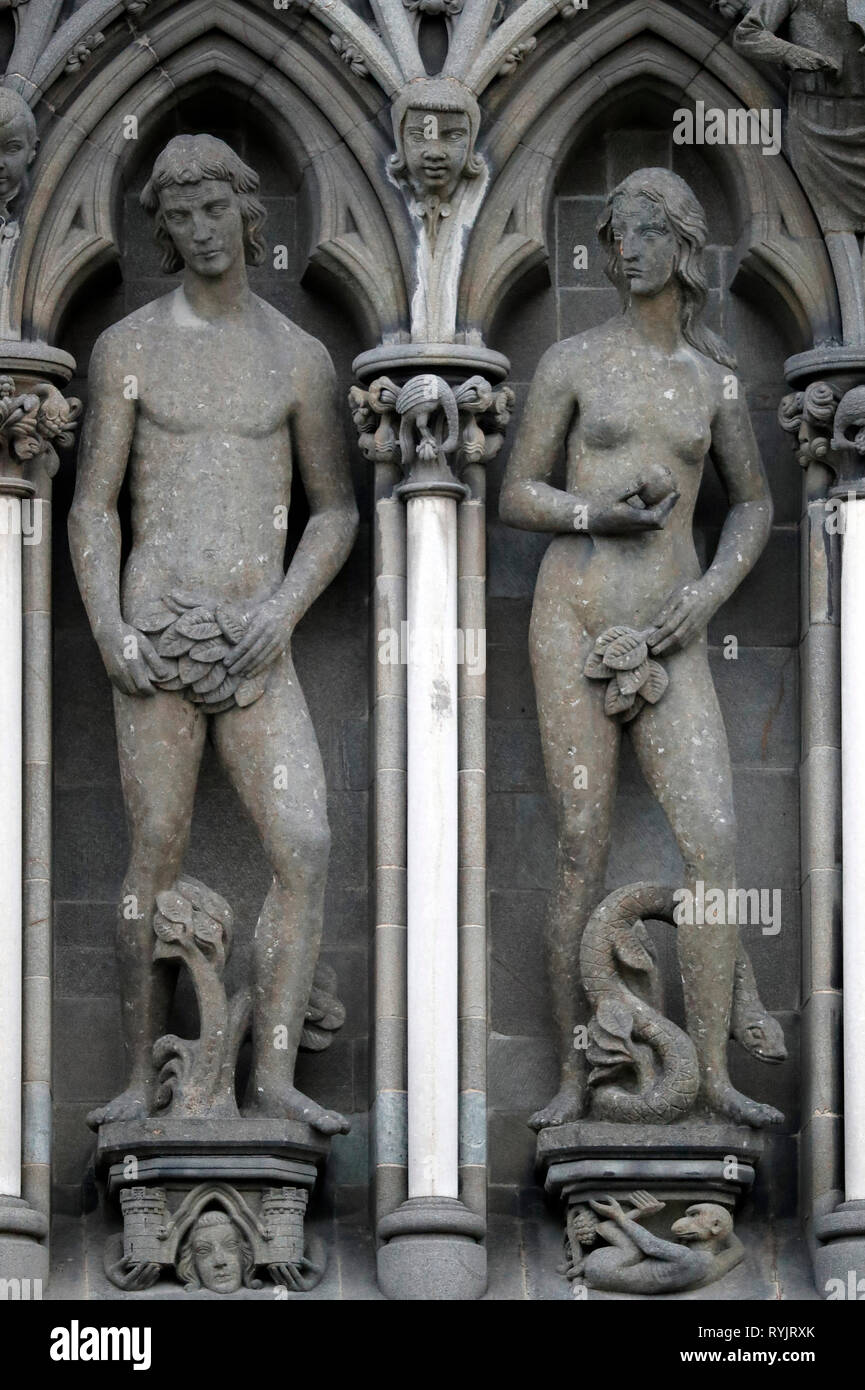 La Cathédrale de Nidaros. Jardin d'Eden. Adam et Eve. Avant de l'Ouest. Trondheim. La Norvège. Banque D'Images
