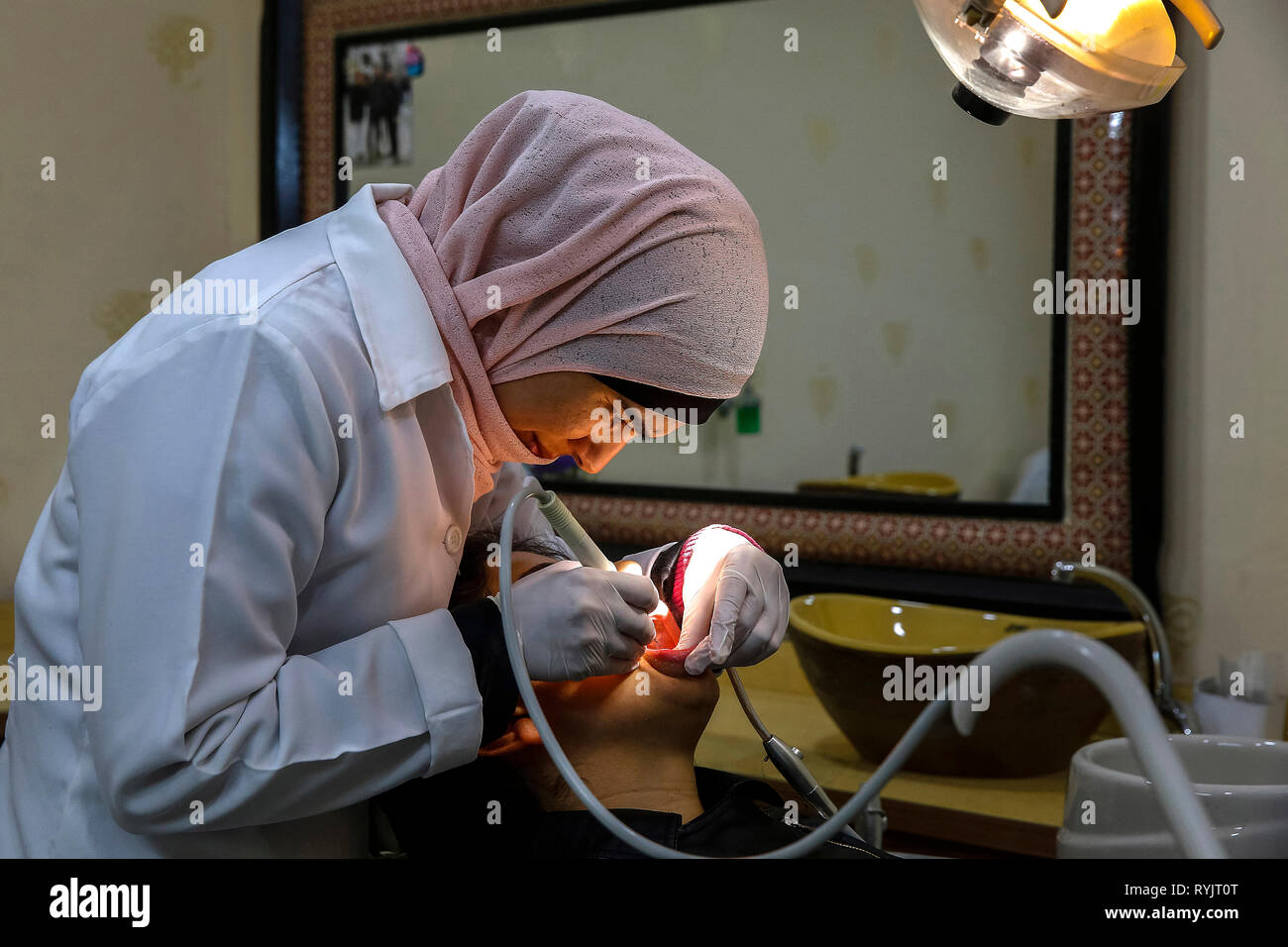 Shereen Mohammad Ahmad Qassarwi, dentiste à Jénine, en Cisjordanie, en Palestine, un client régulier de l'ACAD Finance depuis 2015. Banque D'Images