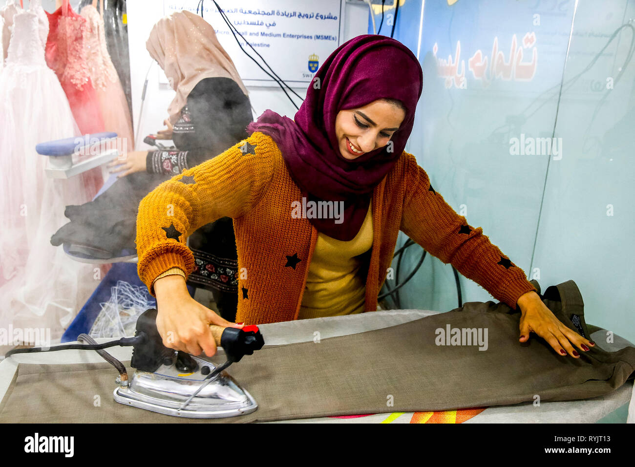 Nettoyage à Sec boutique à Jénine, en Cisjordanie, en Palestine, financé par un prêt d'ACAD Finance. Banque D'Images