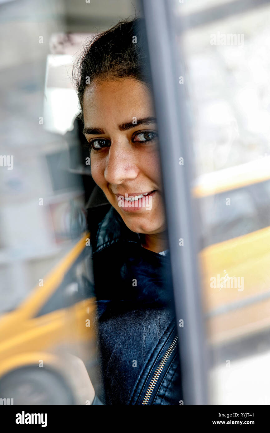 Femme palestinienne sur un minibus à Naplouse, Cisjordanie, Palestine. Banque D'Images