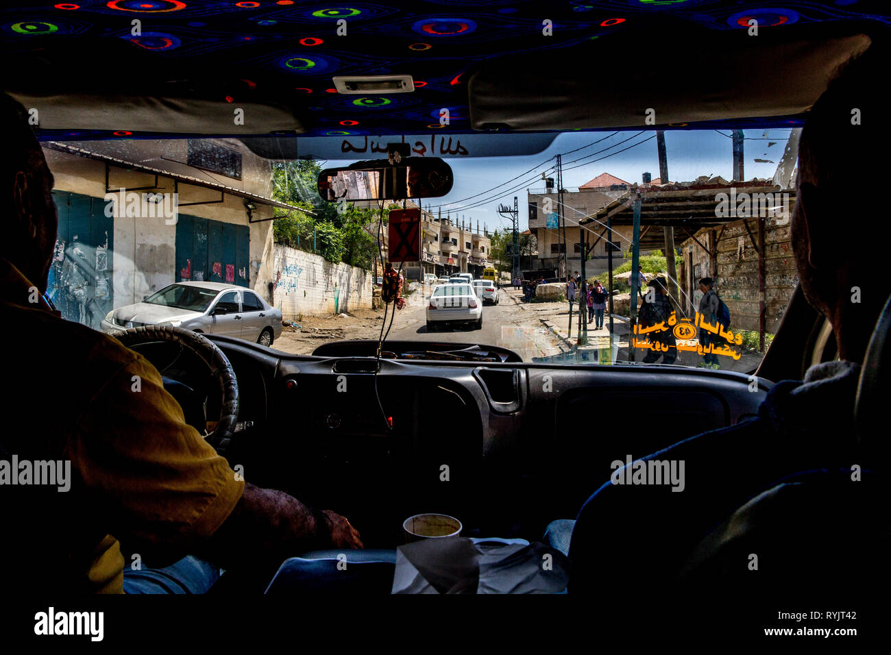 La conduite dans le camp de réfugiés de Jalazone près de Ramallah, Cisjordanie, Palestine. Banque D'Images