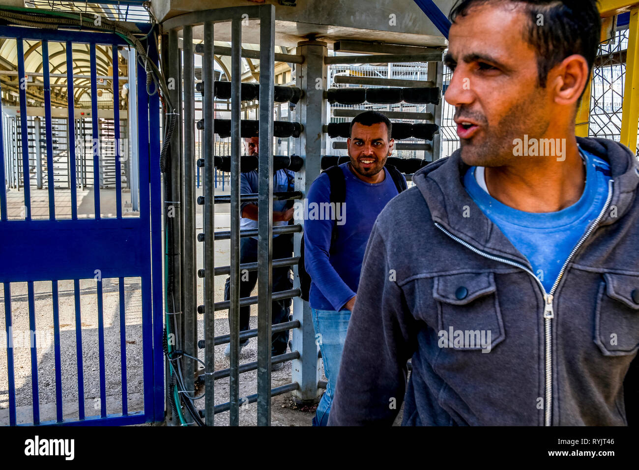 Les travailleurs palestiniens à Al-Jalameh checkpoint, Cisjordanie, Palestine. Banque D'Images