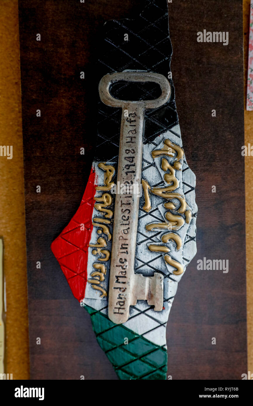 La carte de la Palestine avec les couleurs du drapeau palestinien et touche, le symbole de déplacement palestinien. Naplouse, Cisjordanie, Palestine. Banque D'Images