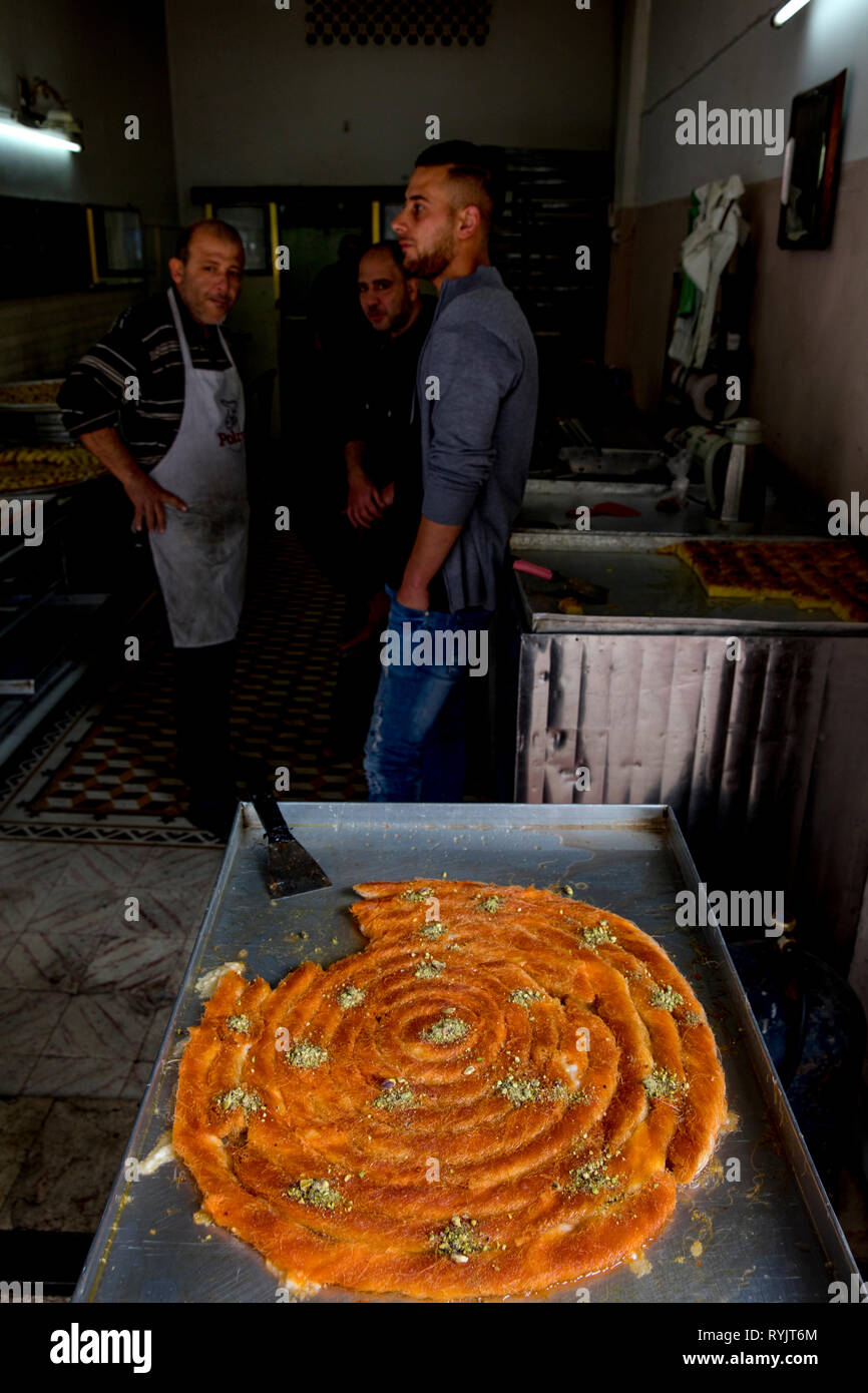 Knaffieh palestinienne (fromage pâtisserie) shop à Naplouse, Cisjordanie, Palestine. Banque D'Images
