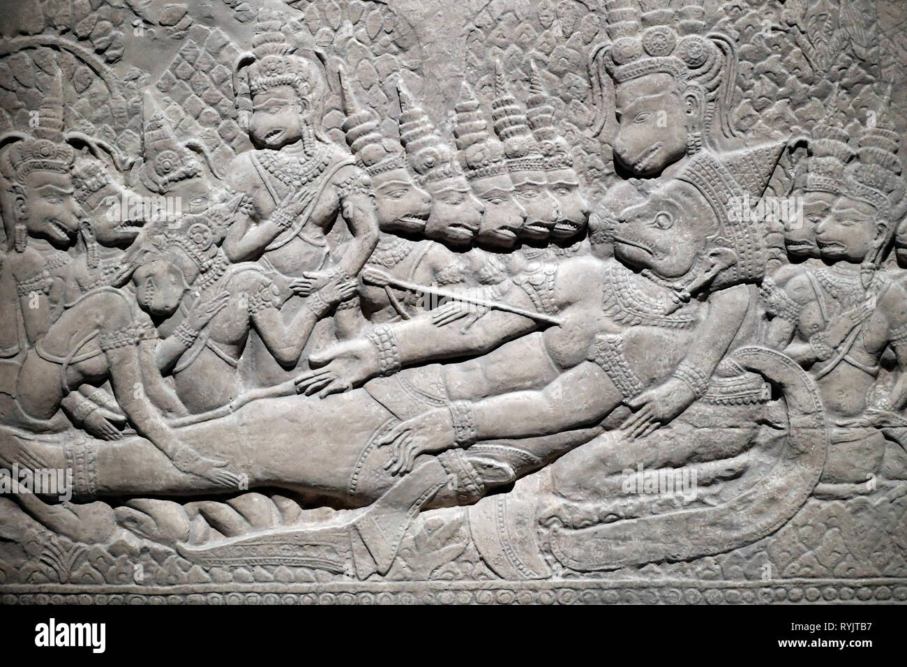 Musée des Civilisations Asiatiques. Angkor. Explorer la ville sacrée du Cambodge. Plâtre : mort de Valin, bas-relief Angkor Vat. Siem Reap, 1873. Peint Banque D'Images
