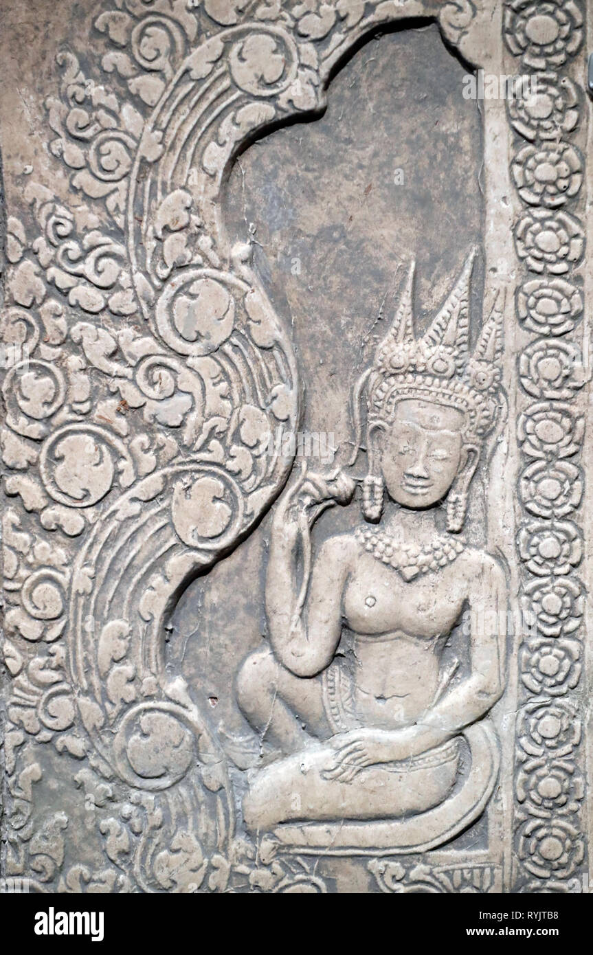 Musée des Civilisations Asiatiques. Angkor. Explorer la ville sacrée du Cambodge. Plâtre : Devata. Siem Reap, 1873. En plâtre peint. Singapour. Banque D'Images