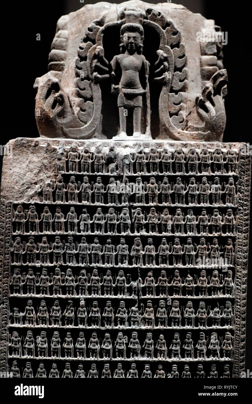 Musée des Civilisations Asiatiques. Angkor. Explorer la ville sacrée du Cambodge. Stèle votive de Vishnu. De chaque côté 255 petites images des quatre armées de Vishnu. Ca Banque D'Images