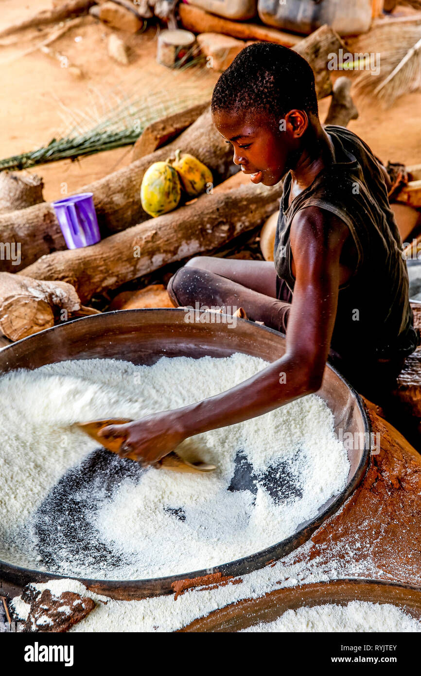 La transformation du manioc en farine à la périphérie de Lomé, Togo. Banque D'Images