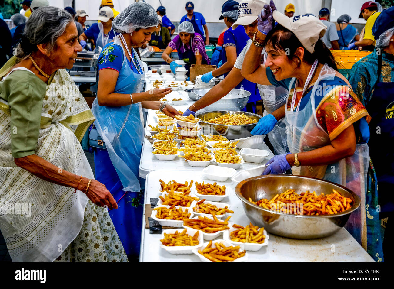 Cuisine à Janmashtami fête hindoue, Watford, Royaume-Uni Banque D'Images Cuisine à Janmashtami fête hindoue, Watford, Royaume-Uni Banque D'Images