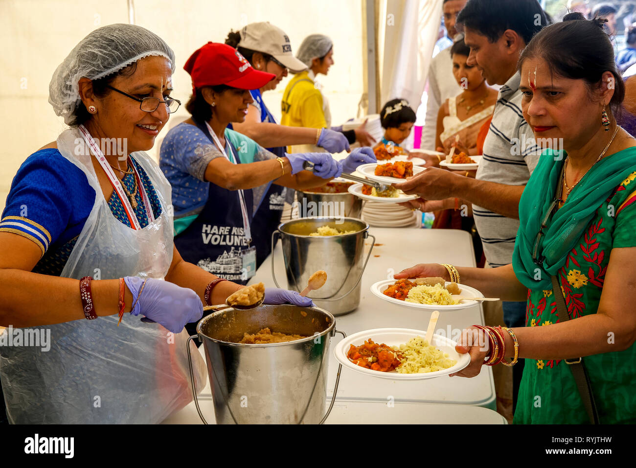 Distribution de repas gratuits à Janmashtami fête hindoue, Watford, Royaume-Uni Banque D'Images