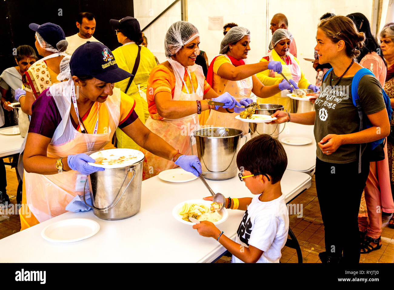 Distribution de repas gratuits à Janmashtami fête hindoue, Watford, Royaume-Uni Banque D'Images Distribution de repas gratuits à Janmashtami fête hindoue, Watford, Royaume-Uni Banque D'Images