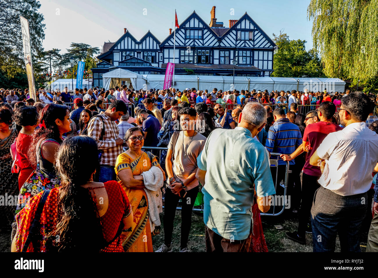 Janmashtami fête hindoue au Bhaktivedanta Manor, Watford, Royaume-Uni Queue en dehors du temple. Banque D'Images Janmashtami fête hindoue au Bhaktivedanta Manor, Watford, Royaume-Uni Queue en dehors du temple. Banque D'Images