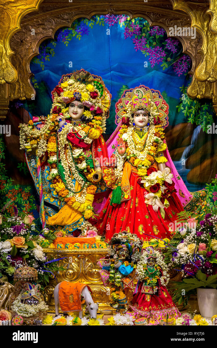 Murthis (statues des dieux) dans le temple de Bhaktivedanta manor au cours de Janmashtami fête hindoue, Watford, Royaume-Uni Banque D'Images Murthis (statues des dieux) dans le temple de Bhaktivedanta manor au cours de Janmashtami fête hindoue, Watford, Royaume-Uni Banque D'Images