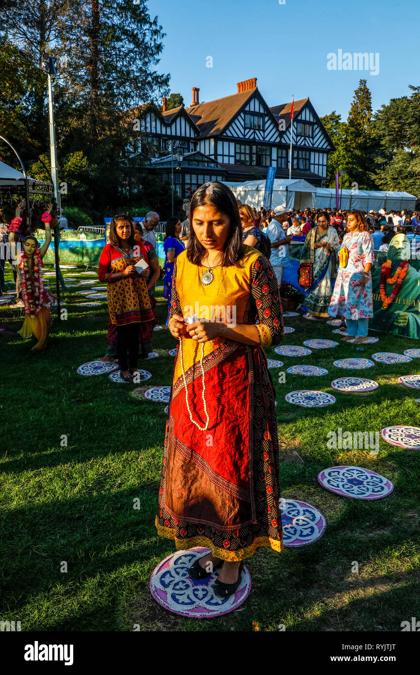 Japa (bead) prière à la méditation Janmashtami fête hindoue, Watford, Royaume-Uni Banque D'Images