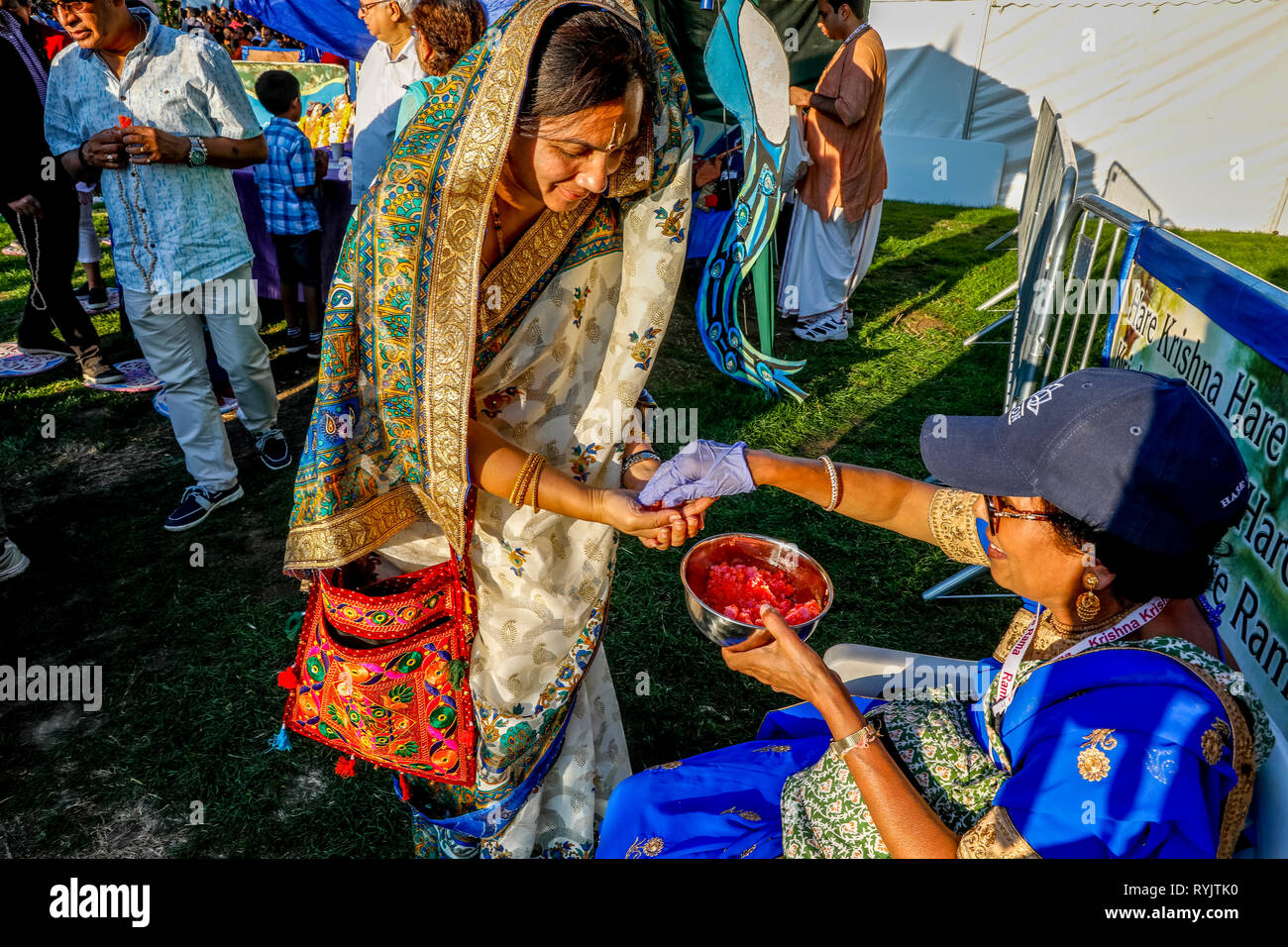 Fin d'une prière (japa) cordon à la méditation Janmashtami fête hindoue, Watford, Royaume-Uni Banque D'Images Fin d'une prière (japa) cordon à la méditation Janmashtami fête hindoue, Watford, Royaume-Uni Banque D'Images