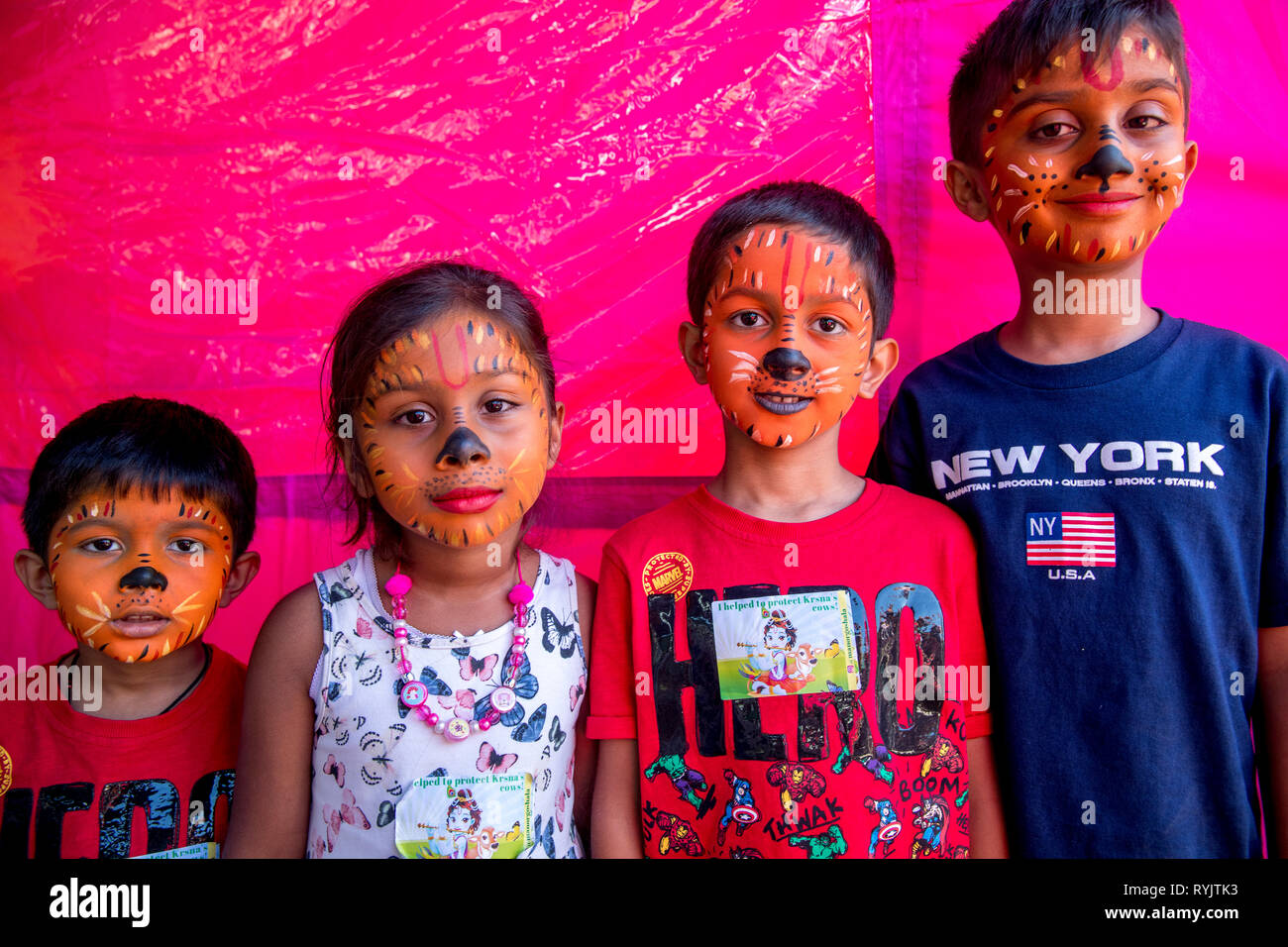 Les enfants avec des visages peints à Janmashtami fête hindoue au Bhaktivedanta Manor, Watford, Royaume-Uni Banque D'Images