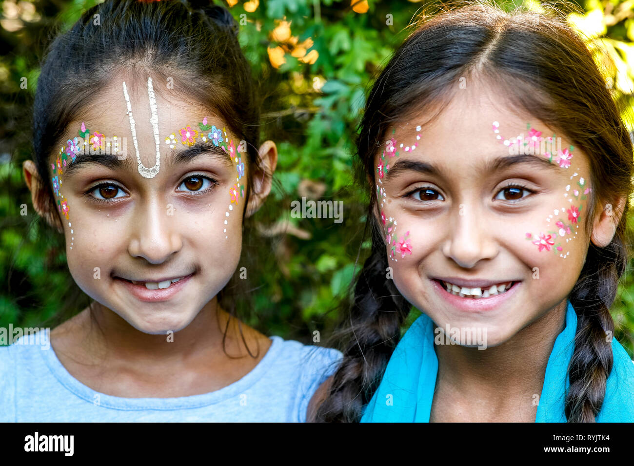 Les jeunes filles portant des 'points' gopi à Janmashtami fête hindoue, Watford, Royaume-Uni Banque D'Images Les jeunes filles portant des 'points' gopi à Janmashtami fête hindoue, Watford, Royaume-Uni Banque D'Images