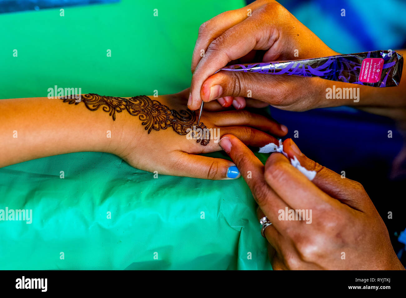 Henna tatoo à Janmashtami fête hindoue, Watford, Royaume-Uni Banque D'Images Henna tatoo à Janmashtami fête hindoue, Watford, Royaume-Uni Banque D'Images