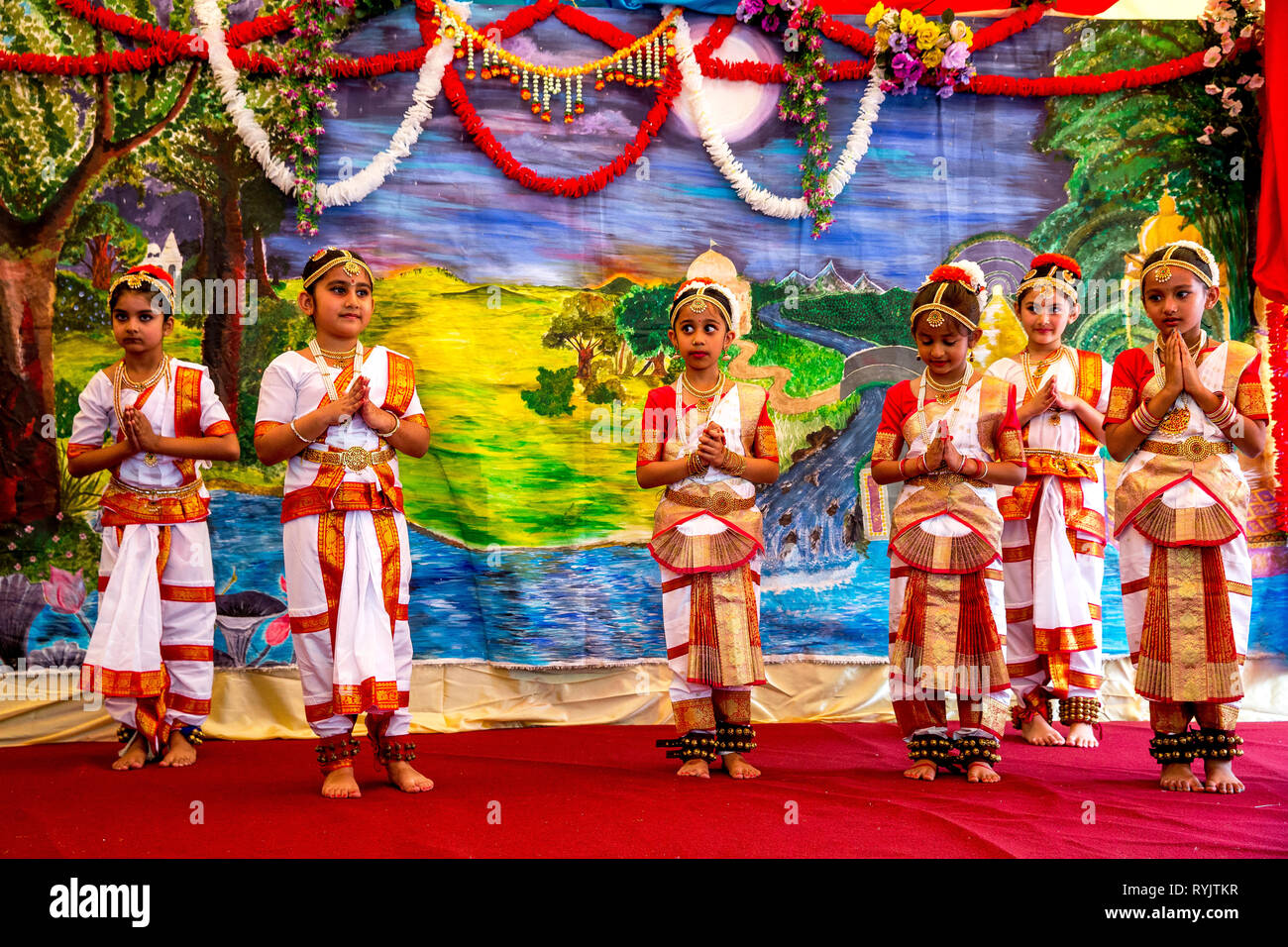 Spectacle de danse traditionnelle à Janmashtami fête hindoue, Bhaktivedanta Manor, Watford, Royaume-Uni Banque D'Images Spectacle de danse traditionnelle à Janmashtami fête hindoue, Bhaktivedanta Manor, Watford, Royaume-Uni Banque D'Images