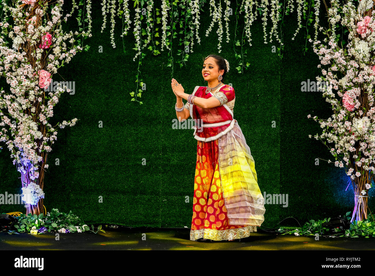 Spectacle de danse traditionnelle à Janmashtami fête hindoue, Bhaktivedanta Manor, Watford, Royaume-Uni Banque D'Images